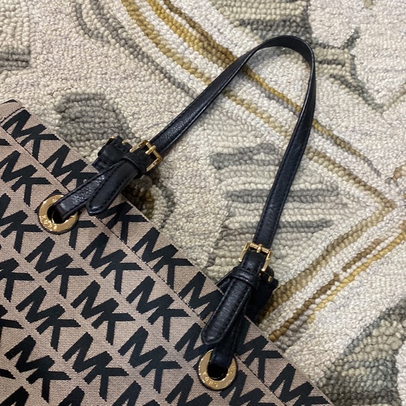 ๐ Michael kors EUC jet set xl gray black tote bag ๐ - Picture 6 of 13